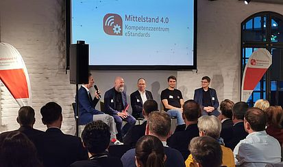 Moderator Uwe Schulz im Gespräch mit Geschäftsführern mittelständischer Unternehmen