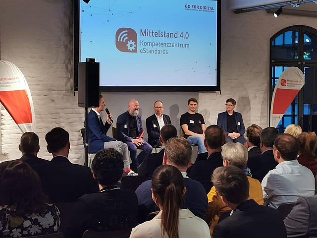 Moderator Uwe Schulz im Gespräch mit Geschäftsführern mittelständischer Unternehmen