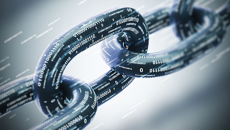 Lost in Blockchain Stahlkette mit Binärcode auf der Oberfläche