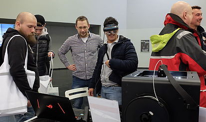 Demonstration der Mobilen Offenen Werkstatt auf der Messe elektrotechnik