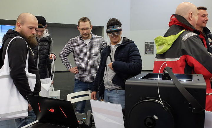 Demonstration der Mobilen Offenen Werkstatt auf der Messe elektrotechnik