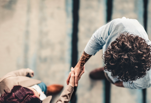 menschen geben sich die Hand