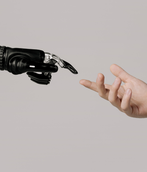 Roboterarm und menschlicher Arm