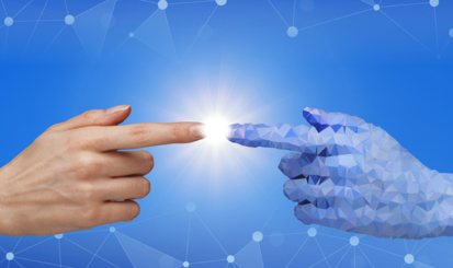Eine menschliche und eine digitale Hand bewegen sich aufeinander zu