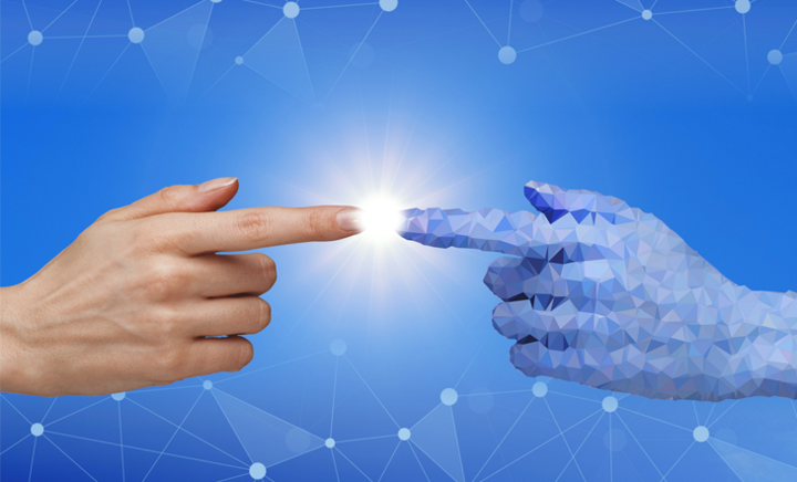 KI & Ethik Eine menschliche und eine digitale Hand bewegen sich aufeinander zu