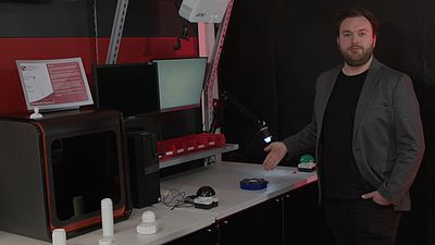 Mann erklärt technische Geräte in der Offenen Werkstatt