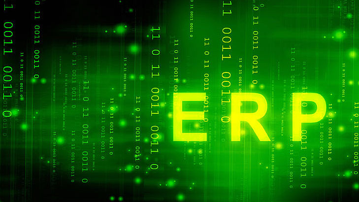 ERP-Bewertungsmatrix Binäre Zahlen auf grünem Hintergrund mit und in Großbuchstaben ERP