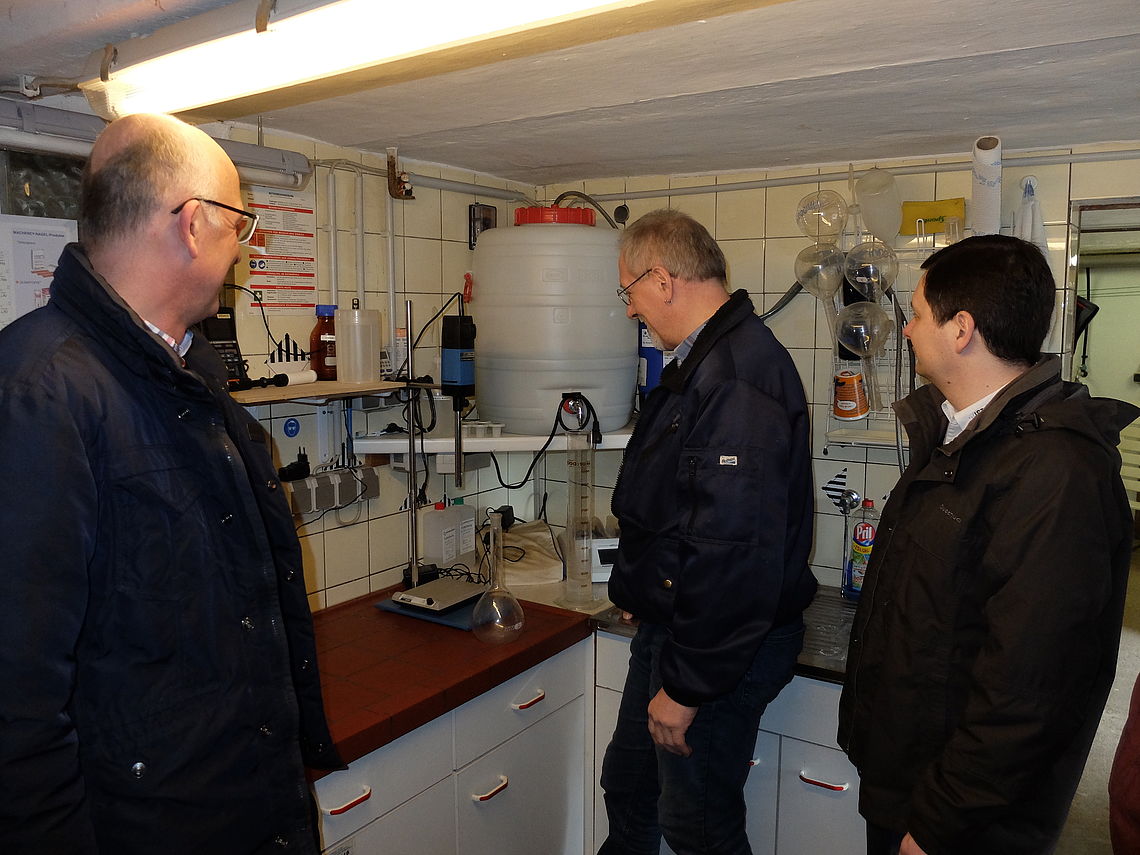 Entnahme von Laborproben bei der Korfmann GmbH Hier werden die Messwerte der Laborproben bei der Korfmann GmbH ermittelt