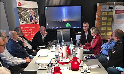Gespräch in der Werkstatt