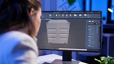 Eine Frau schaut auf einen Computer.
