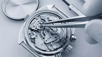 Reparatur einer mechanischen Uhr in Nahaufnahme