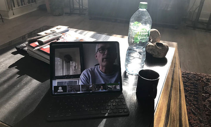 Warum Digitalprojekte scheitern Das Wohnzimmer wird zum virtuellen Konferenzraum