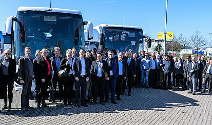 Unternehmerreise HMI: 80 Mittelständler vor Bussen