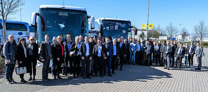 Zwei Busladungen Mittelstand Unternehmerreise HMI: 80 Mittelständler vor Bussen