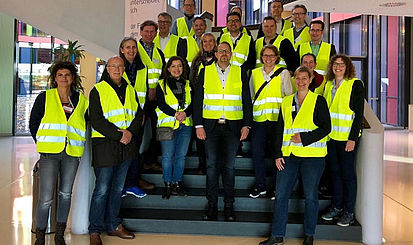 exkursion-dm-logistik Teilnehmer auf der Führung durch das DM-Verteilzentrum