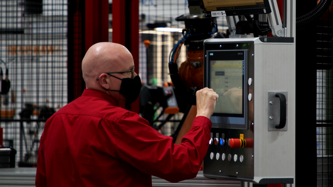 Arbeiter an der Machine