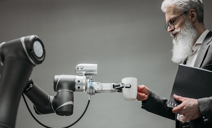 mittelstand-digital-zentrum-wertnetzwerke-ki-nachhaltigkeit-header-blog Roboter reicht einem Mann eine Kaffeetasse