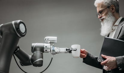 Roboter reicht einem Mann eine Kaffeetasse