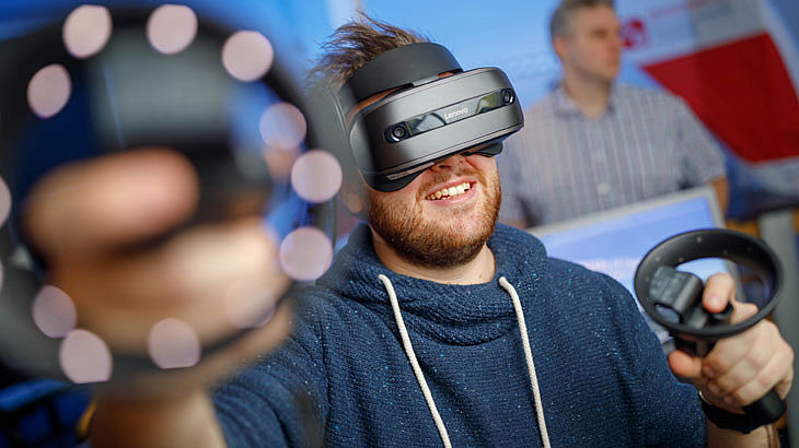 Roadshow Steinfurt Ein junger Mann mit VR-Brille und Controllern