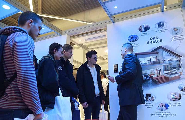 Messebesucher auf der elektrotechnik: Das E-Haus