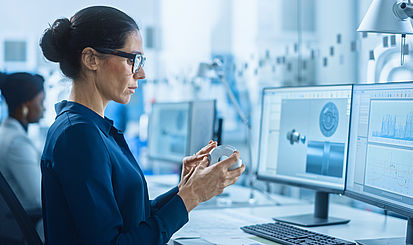 Frau überprüft Fertigungsteil | © Gorodenkoff/Shutterstock.com