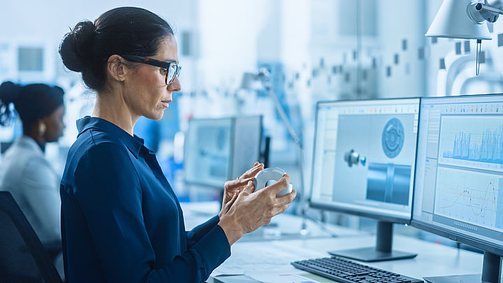 Frau überprüft Fertigungsteil | © Gorodenkoff/Shutterstock.com