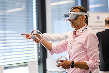 Mann mit VR-Brille