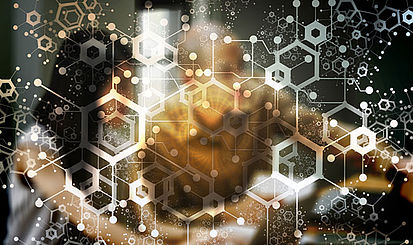 Standards für die Blockchain-Technologie Blockchain-Symbole mit zwei Menschen im Hintergrund
