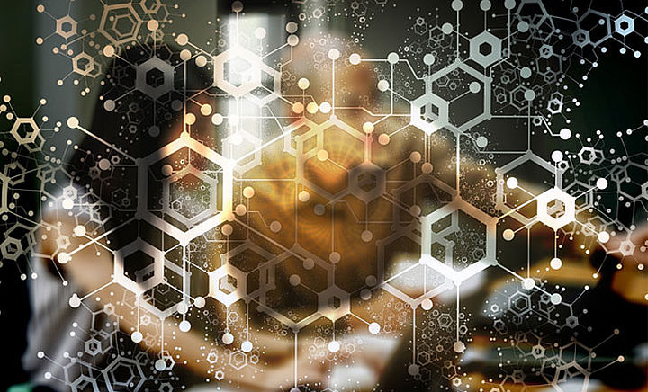 Blockchain-Symbole mit zwei Menschen im Hintergrund