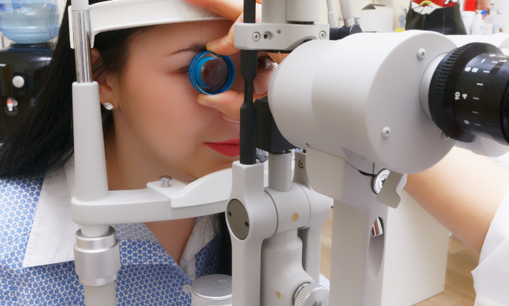Mensch beim Optiker
