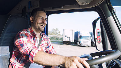 Lachender LKW-Fahrer