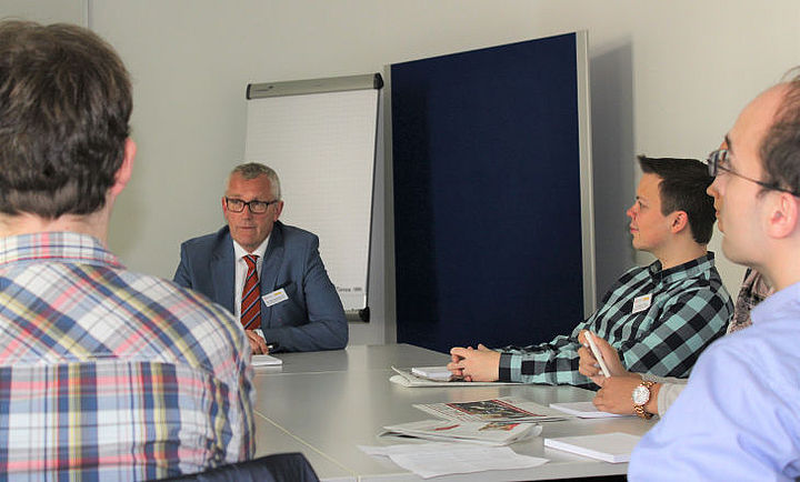 Erich Behrendt (blauer Anzug, stockkonservative Krawatte) im Gespräch