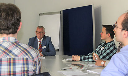 Wege aus der Lock-in-Falle Erich Behrendt (blauer Anzug, stockkonservative Krawatte) im Gespräch