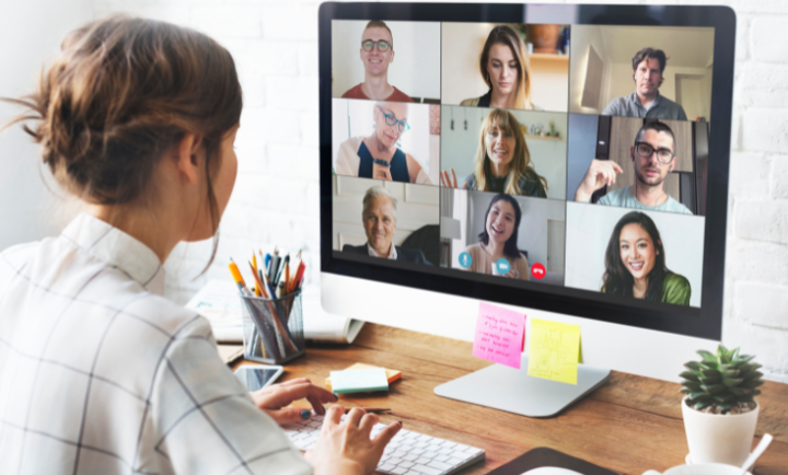 Frau im Online Meeting