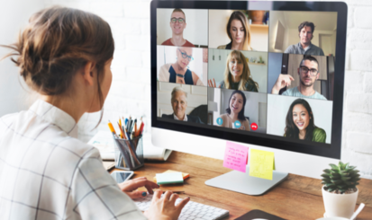 Frau im Online Meeting