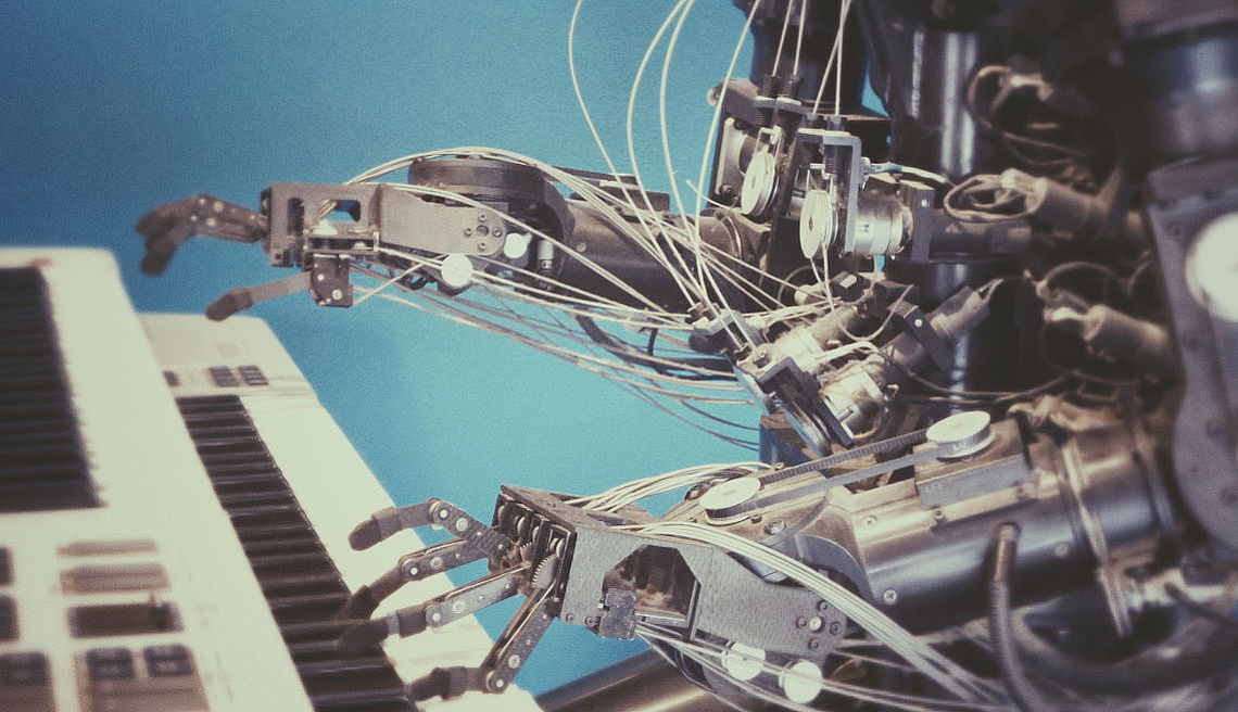 Künstliche Intelligenz Mit KI ausgestatteter Roboter spielt Klavier