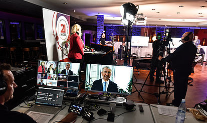 TV-Studio-Regie, Minister Pinkwart auf Monitor