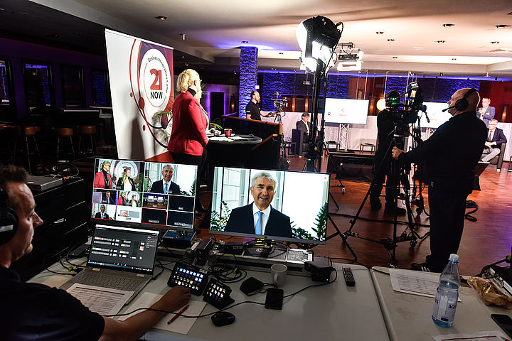 TV-Studio-Regie, Minister Pinkwart auf Monitor