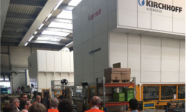 Besuch-Kirchhoff Gruppe mit Warnwesten vor Presse mit Aufschrift Kirchhoff