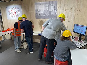 Teilnehmende beim spielen des Escape-Rooms