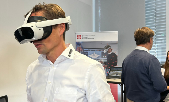 Mann mit VR Brille