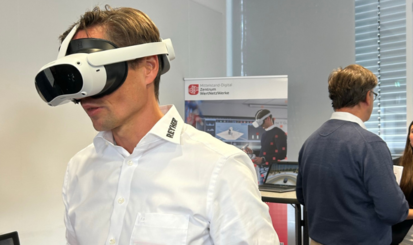 Mann mit VR Brille