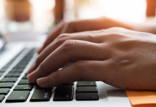 Hand auf Tastatur