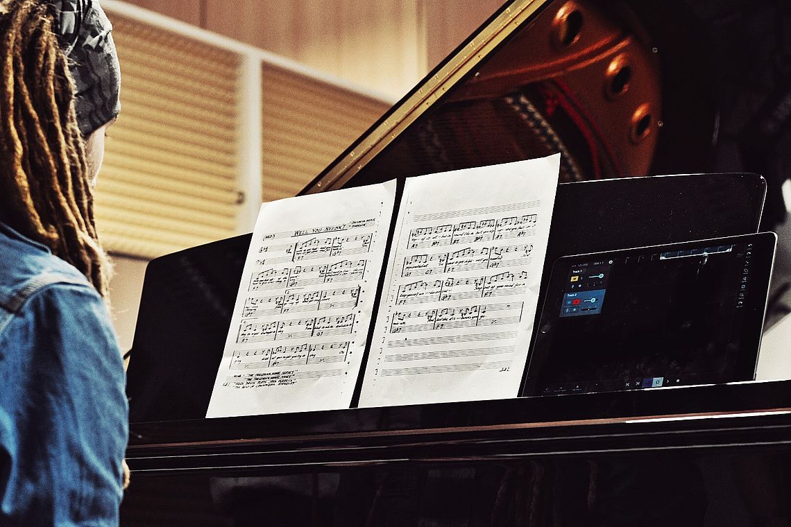 Mann spielt am Klavier