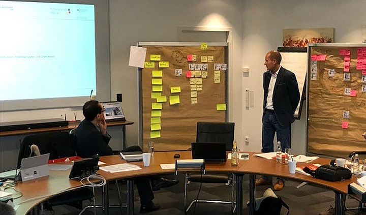 Standard erleben und begreifen: TIFA Mitarbeiter auf einem Workshop zum Thema Digitale Geschäftsmodelle