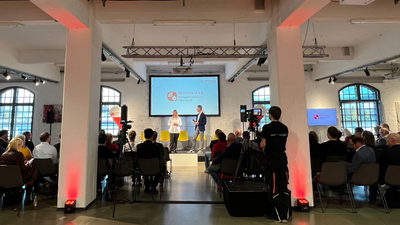 Publikum und Podium der Abschlussveranstaltung