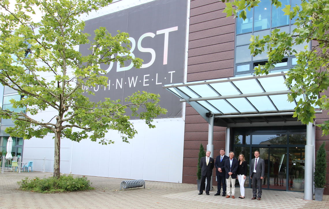 Möbel Jobst Mitarbeiter vor dem Gebäude der Wohnwelt im bayrischen Chiemgau Möbel Jobst Mitarbeiter vor dem Gebäude