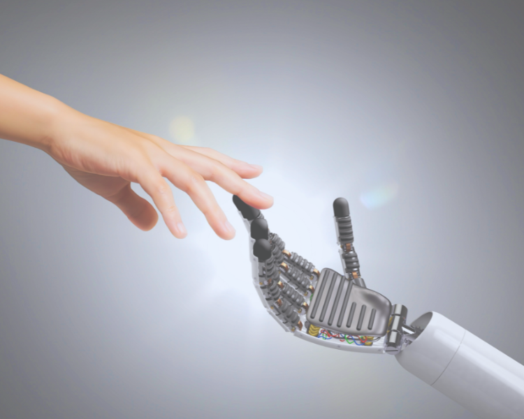 Menschenhand und Roboterhand greifen nacheinander