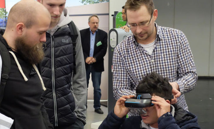 Vier Männer, einer mit AR-Brille