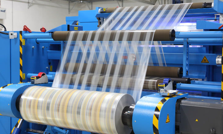 Blaue Maschine mit gelb-weiß-gestreifter Folie